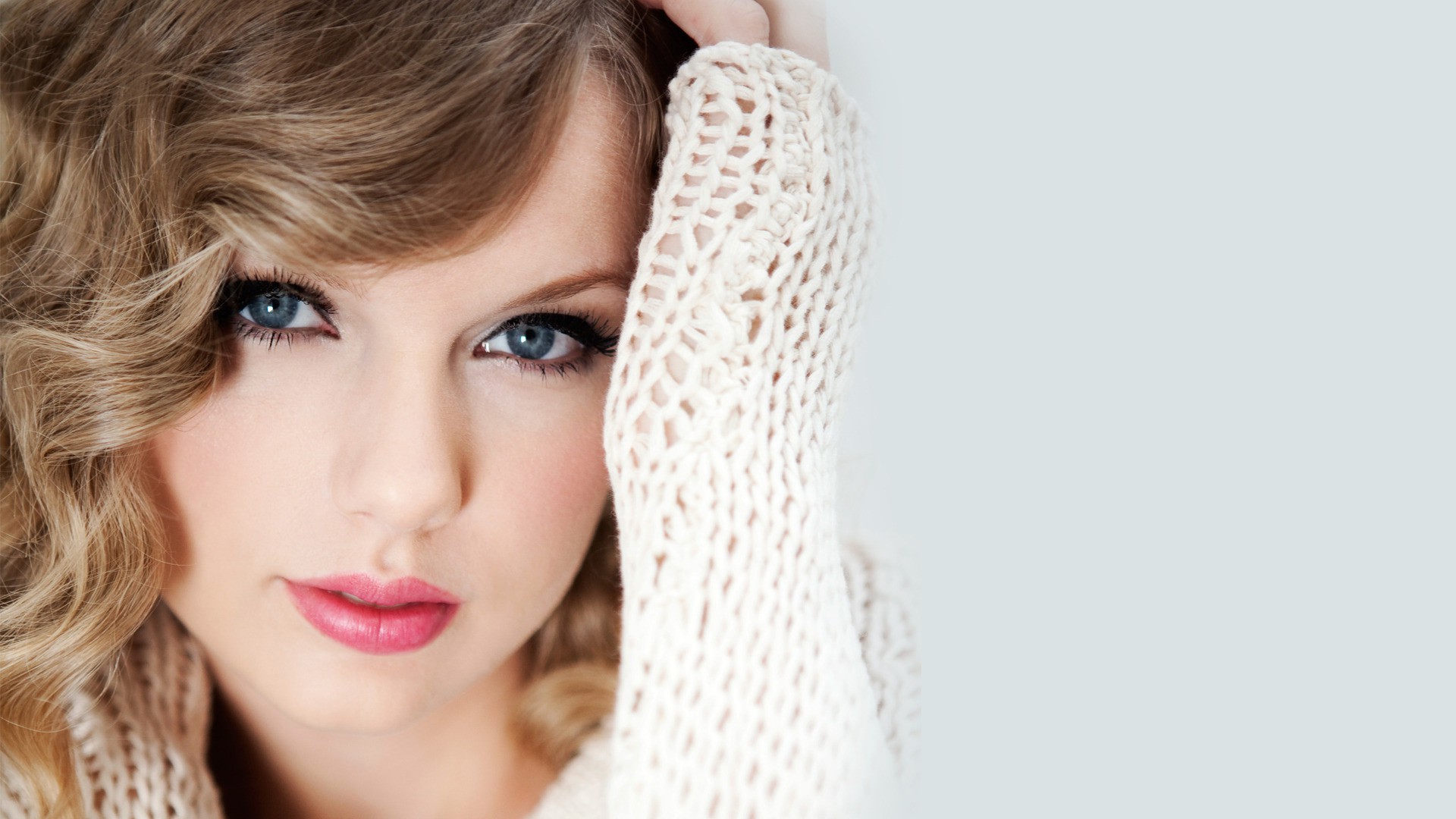 Taylor Swift Celebrity Blonde Blue Eyes Singer Netted