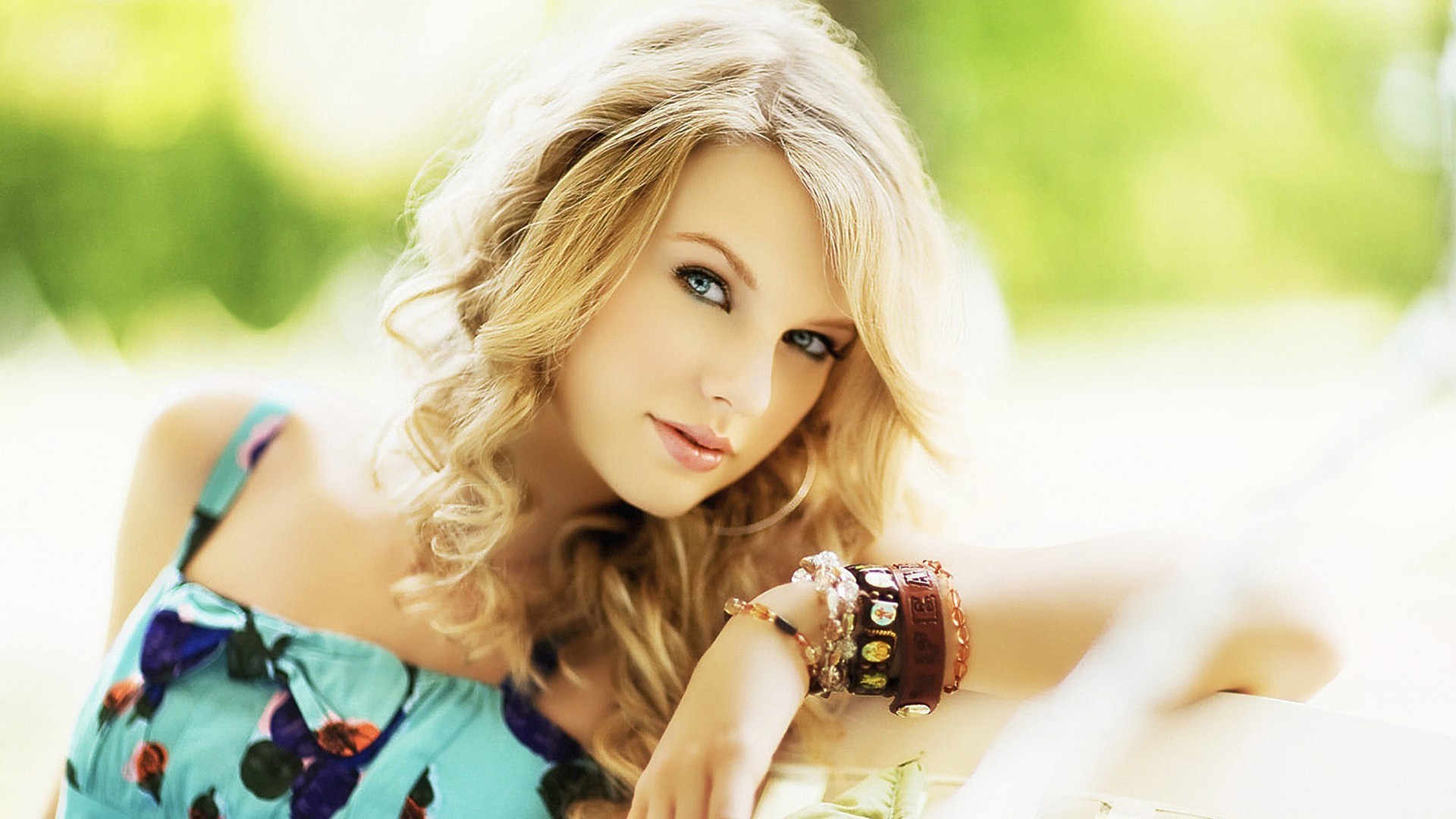 Taylor Swift, Celebrity, Blonde, Blue Eyes, Bracelets Wallpaper