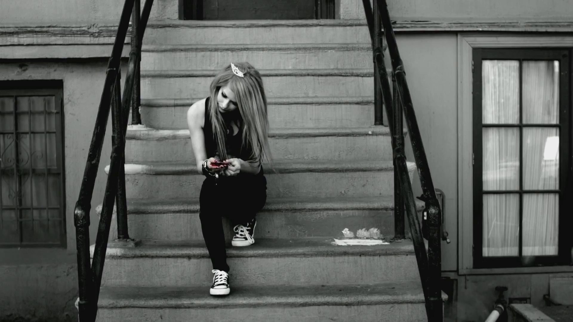 Avril Lavigne, Monochrome Wallpaper