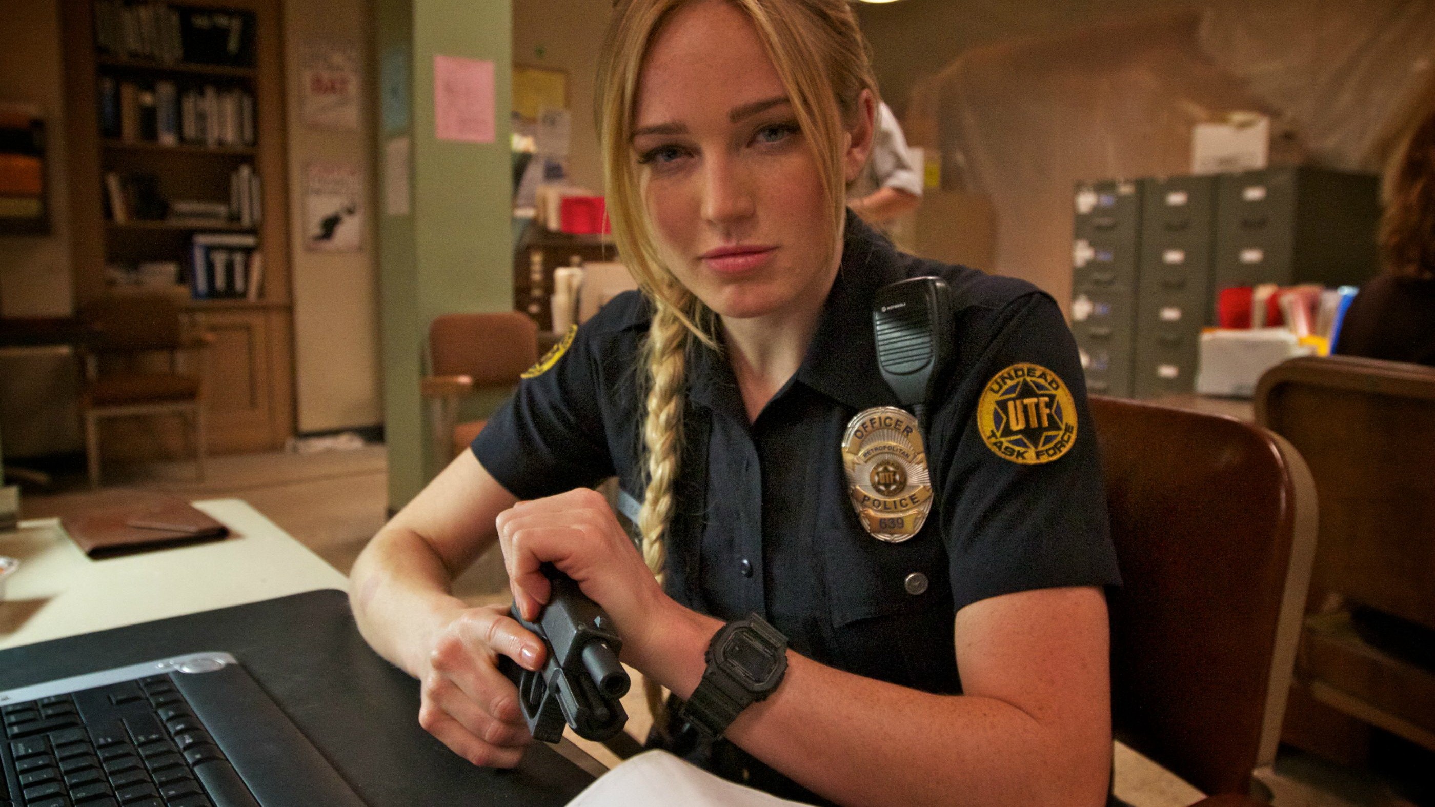 Caity Lotz, Blonde, Police, Glock 17, Death Valley, USA Wallpaper