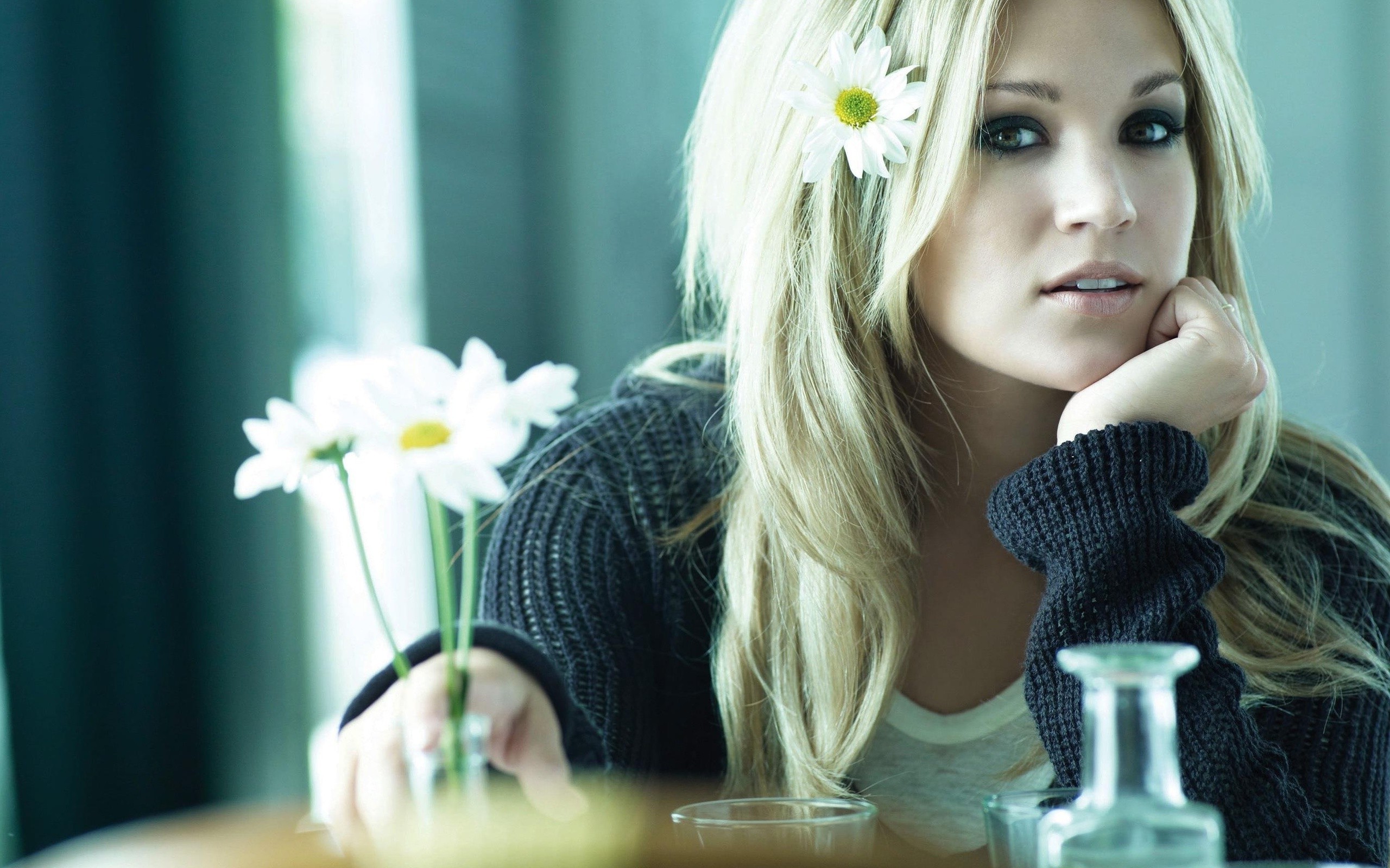 women, Carrie Underwood, Blonde, Singer, Celebrity, Flowers, Sweater Wallpaper