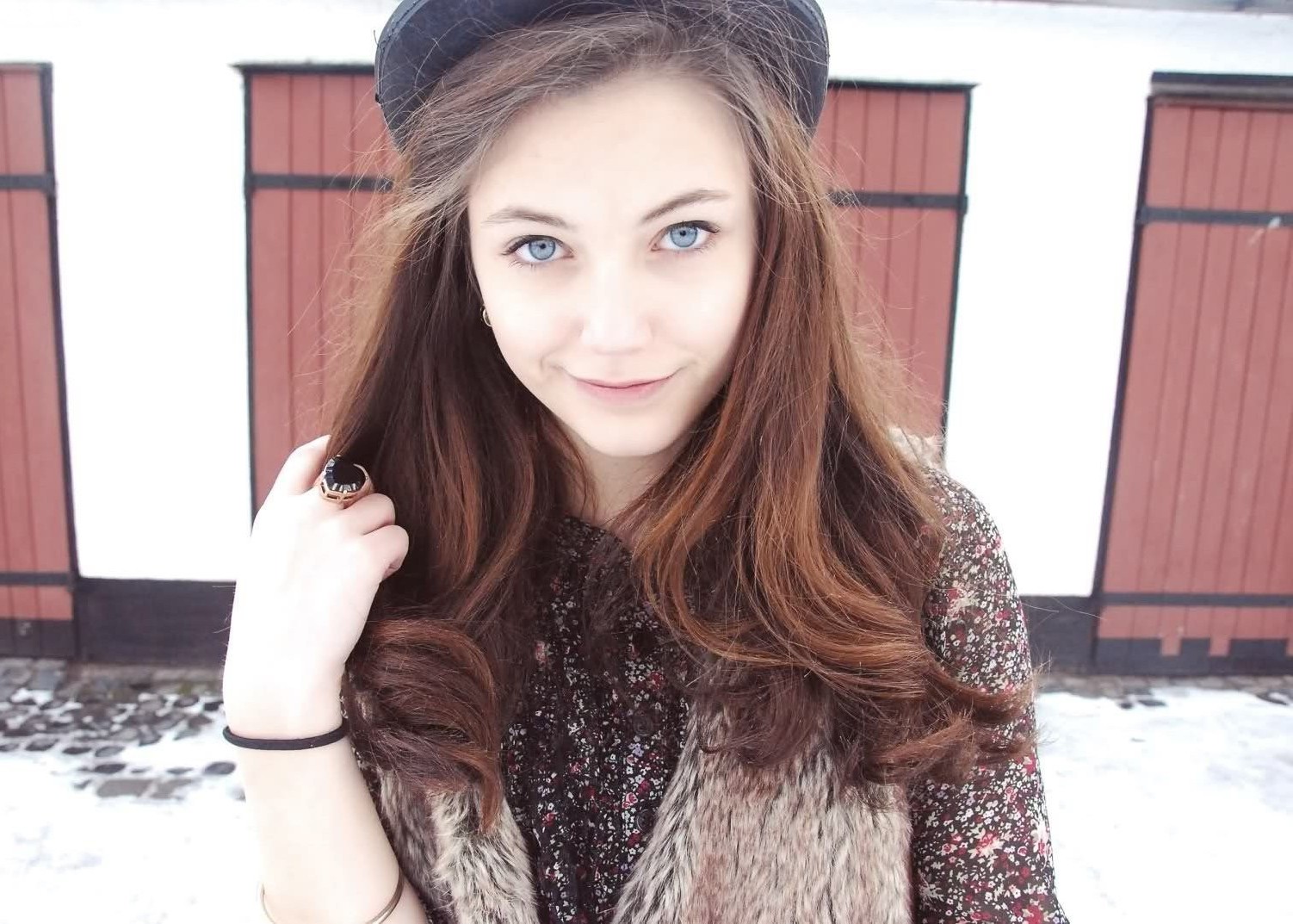 women, Brunette, Blue Eyes Wallpaper