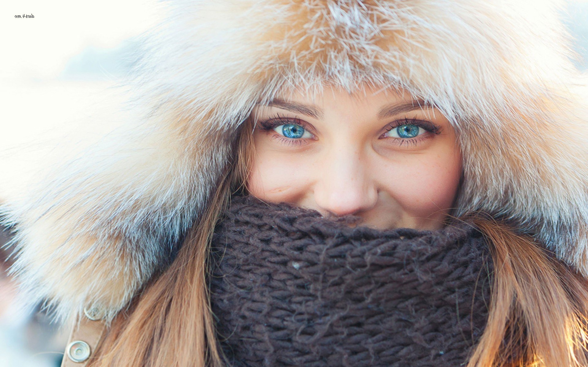 women, Blue Eyes, Looking At Viewer, Fluffy Hat, Scarf Wallpaper