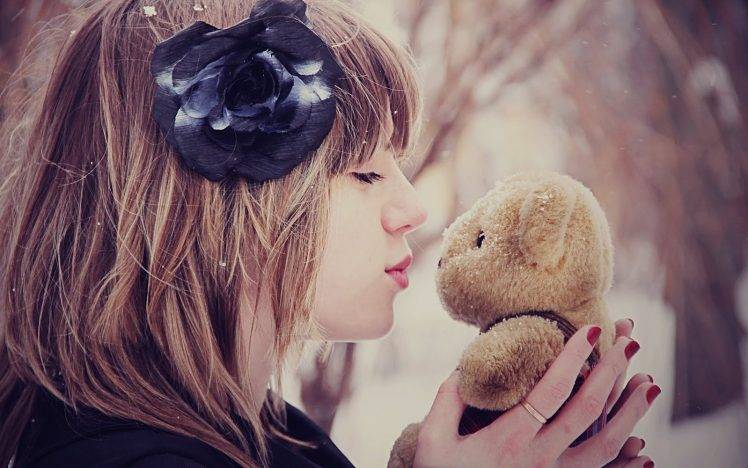 women, Teddy Bears, Kissing, Flower In Hair, Snow HD Wallpaper Desktop Background