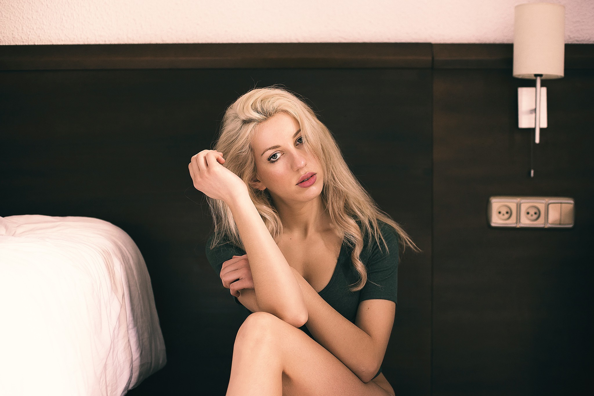 sitting, Blonde, Women, Model Wallpaper