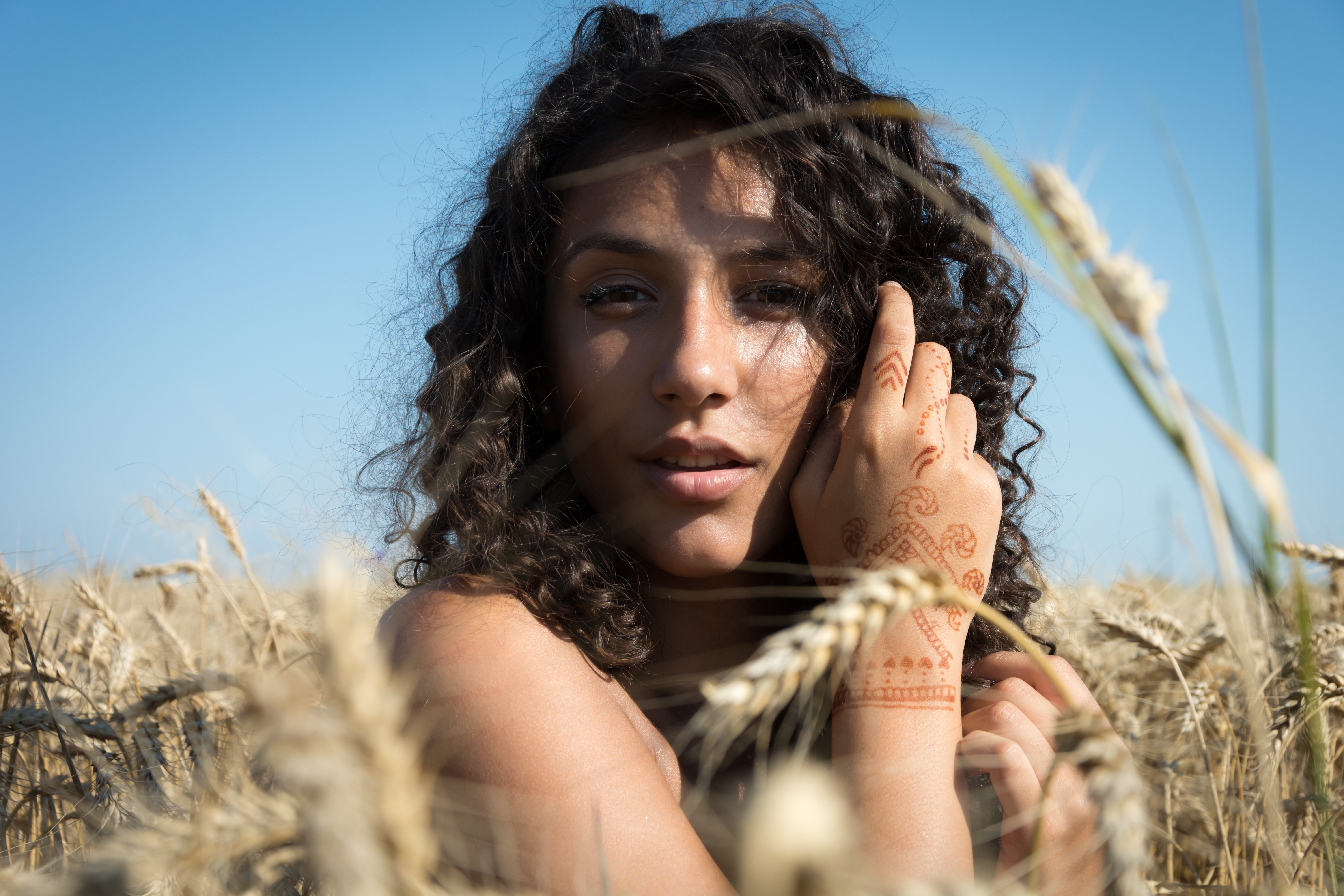 women, Brunette, Curly Hair, Looking At Viewer, Field Wallpaper