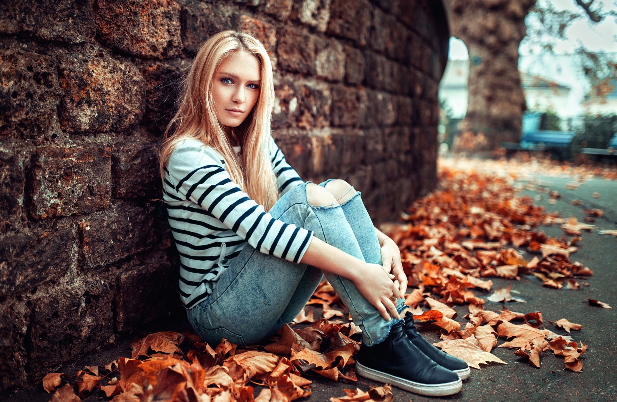 women, Blonde, Looking At Viewer, Eva Mikulski, Urban, Leaves, Fall, Walls Wallpaper