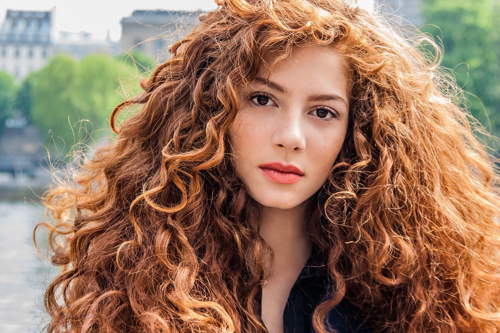 Curly hair on blond woman - wide 5