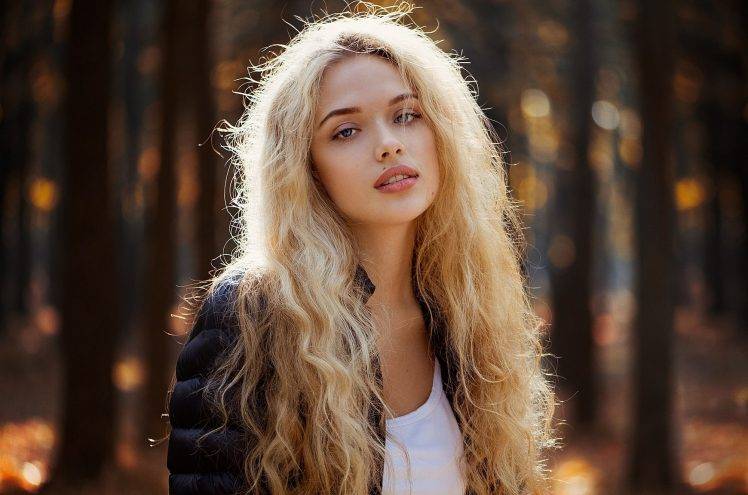 Women Women Outdoors Blonde Blue Eyes Long Hair Curly Hair