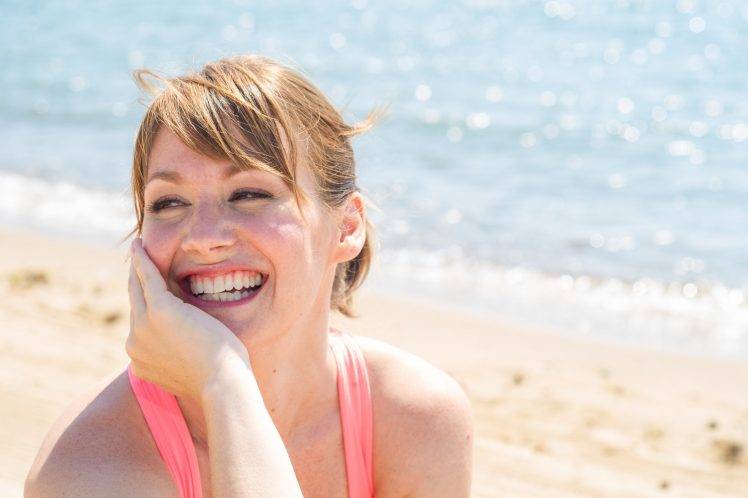 women, Women Outdoors, Women At Beach, Hand On Face, Face, Smiling HD Wallpaper Desktop Background