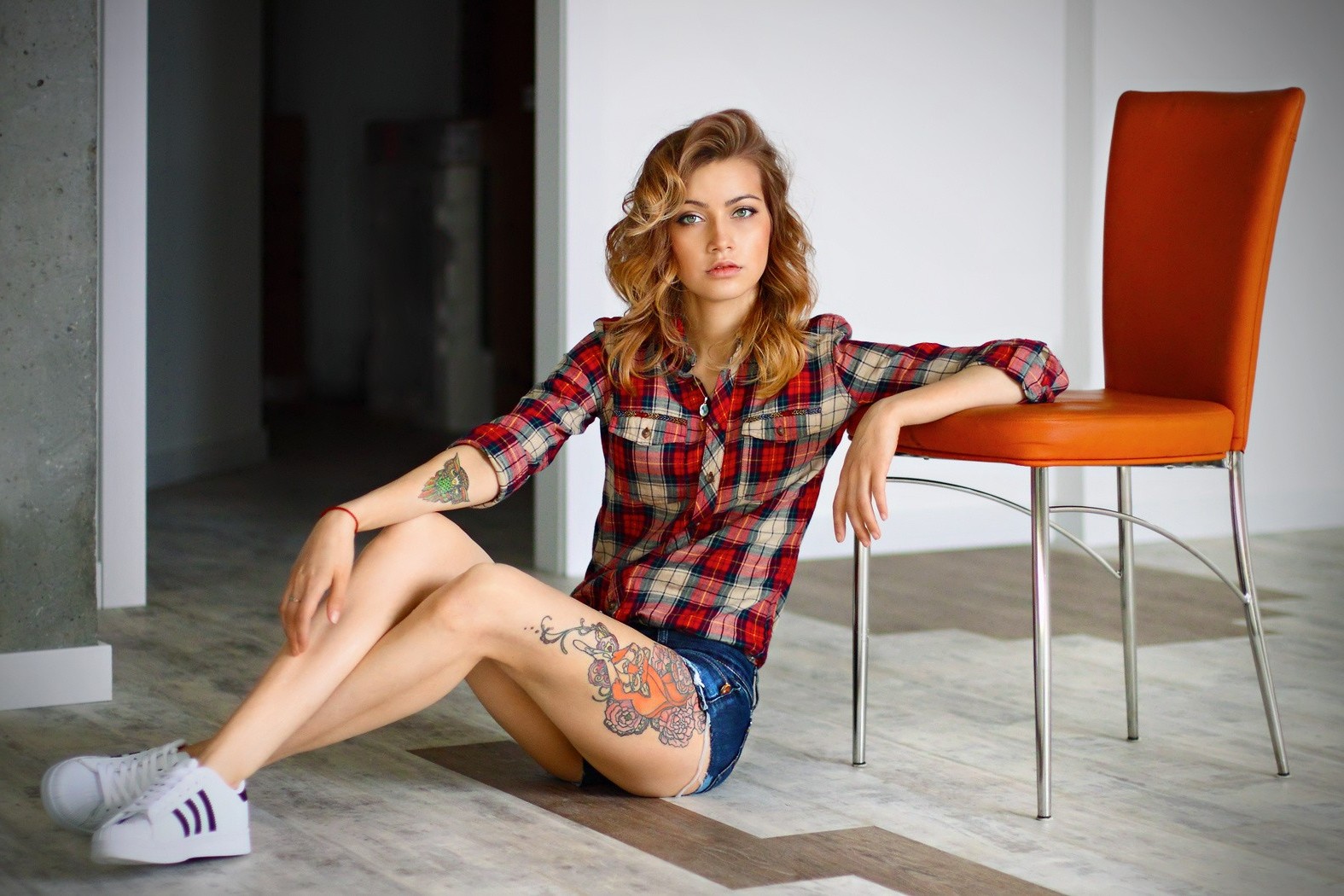 women, Sitting, Tattoos, Looking At Viewer, Ass, Chair, Jean Shorts, Sneakers, On The Floor Wallpaper