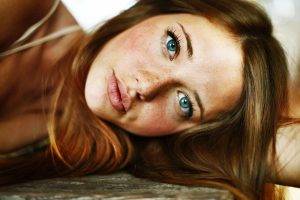 women, Looking At Viewer, Blue Eyes, Lying On Side, Freckles, Brunette, Face