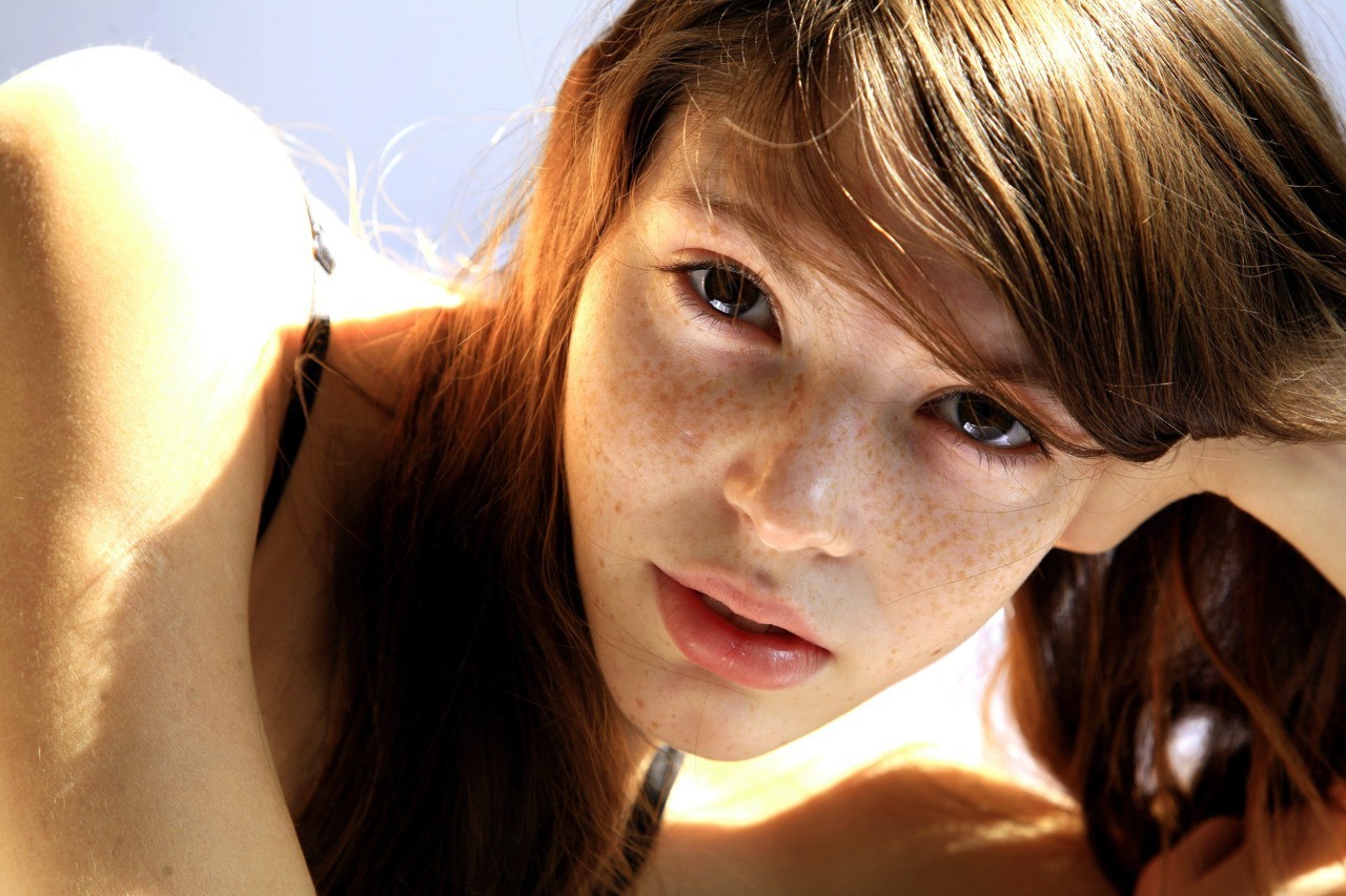 women, Brunette, Face, Freckles, Lying On Side, Looking At Viewer Wallpaper