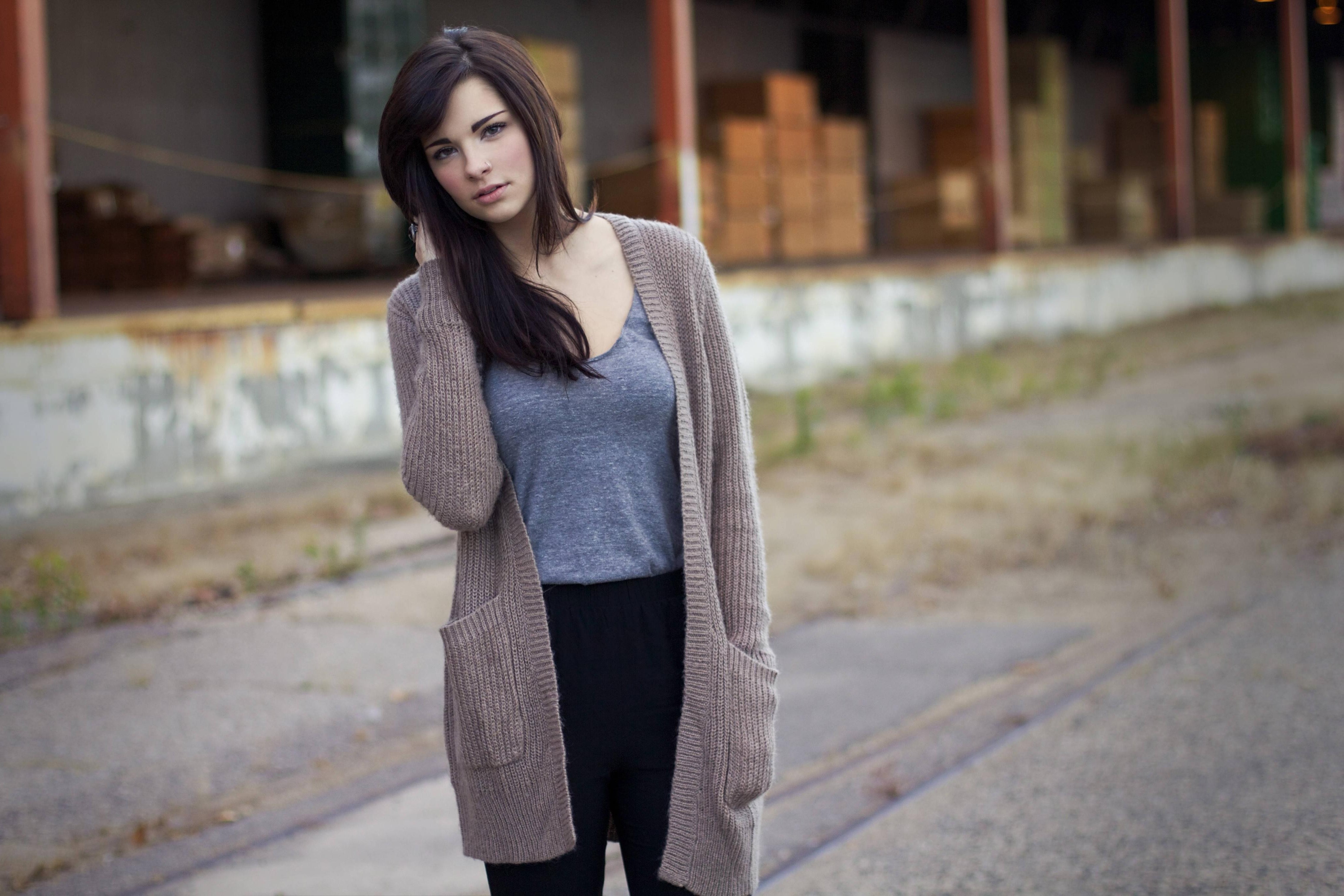 women, Brunette, Women Outdoors, Looking At Viewer Wallpaper