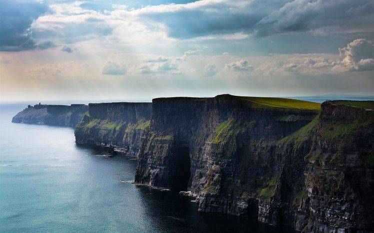 Cảnh quan Ireland: Hãy tận hưởng những khung cảnh tuyệt đẹp của Ireland với những đồi cỏ xanh tươi, những mũi đất dựng đứng bên bờ biển và những lâu đài cổ kính. Khám phá và đắm chìm trong vẻ đẹp tuyệt mỹ này bằng những bức ảnh quyến rũ về Ireland.