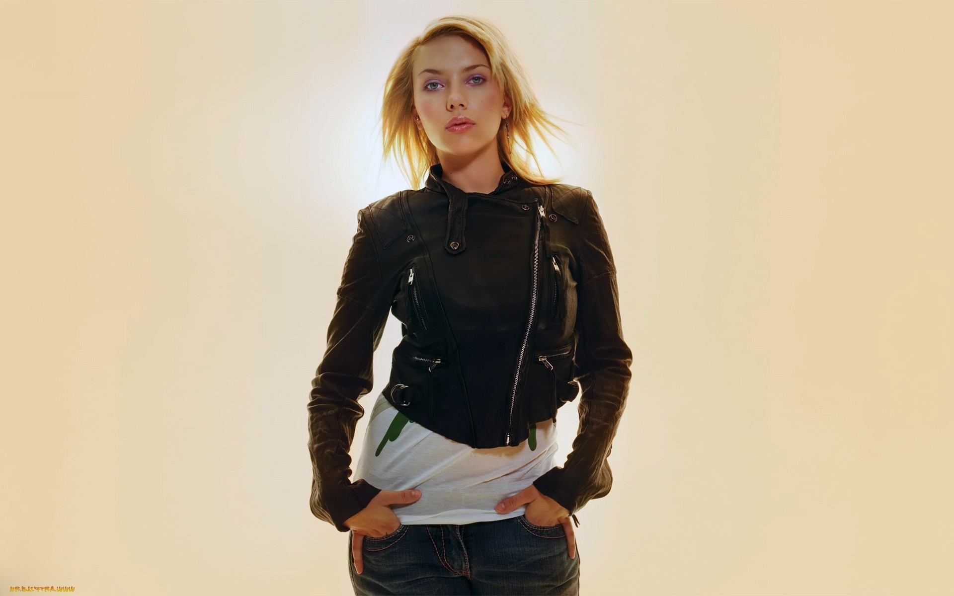 Scarlett Johansson, Women, Actress, Blonde, Simple Background, Makeup Wallpaper