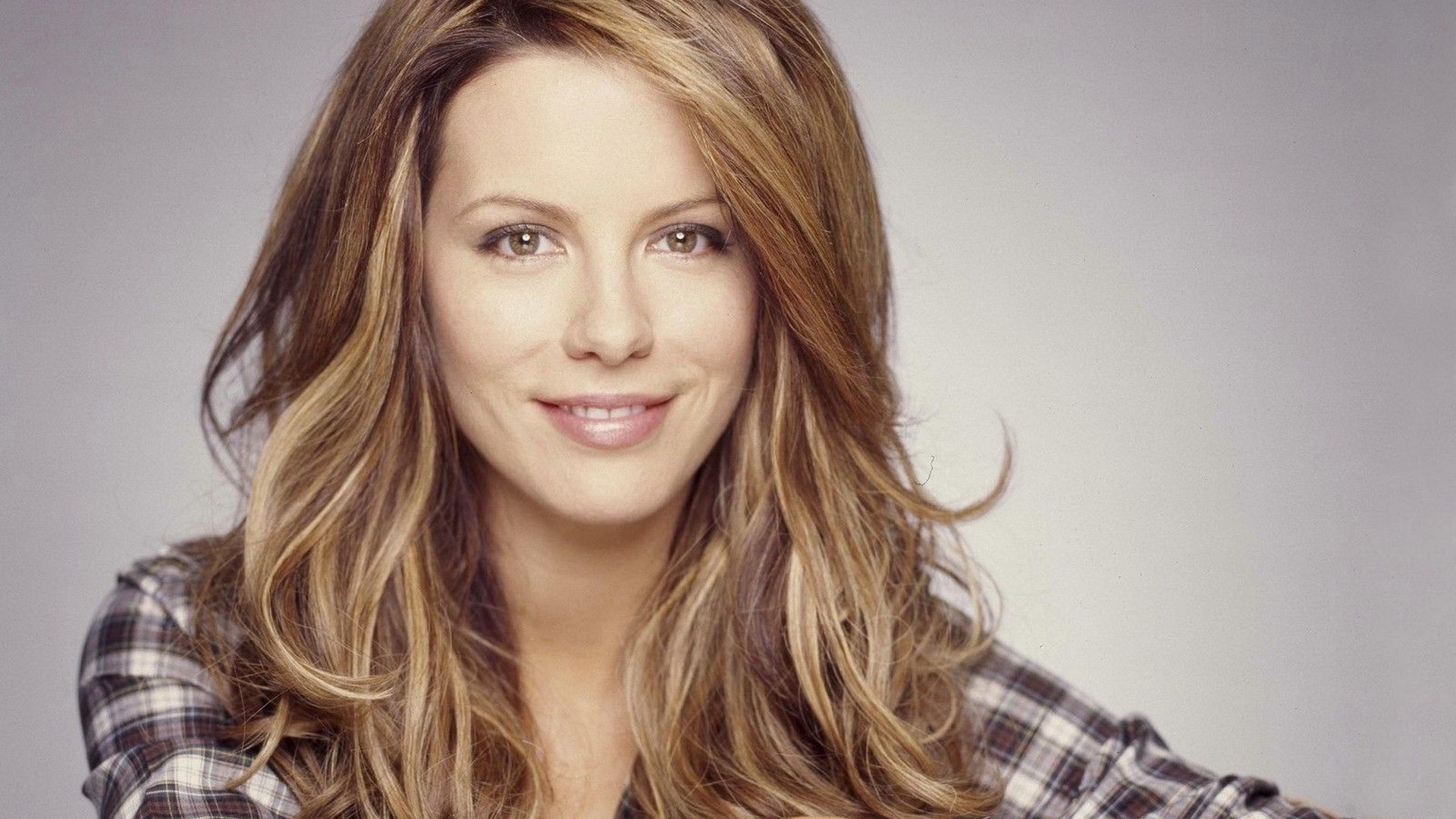 Kate Beckinsale, Blonde, Women, Face, Long Hair, Simple Background, Smiling, Looking At Viewer Wallpaper