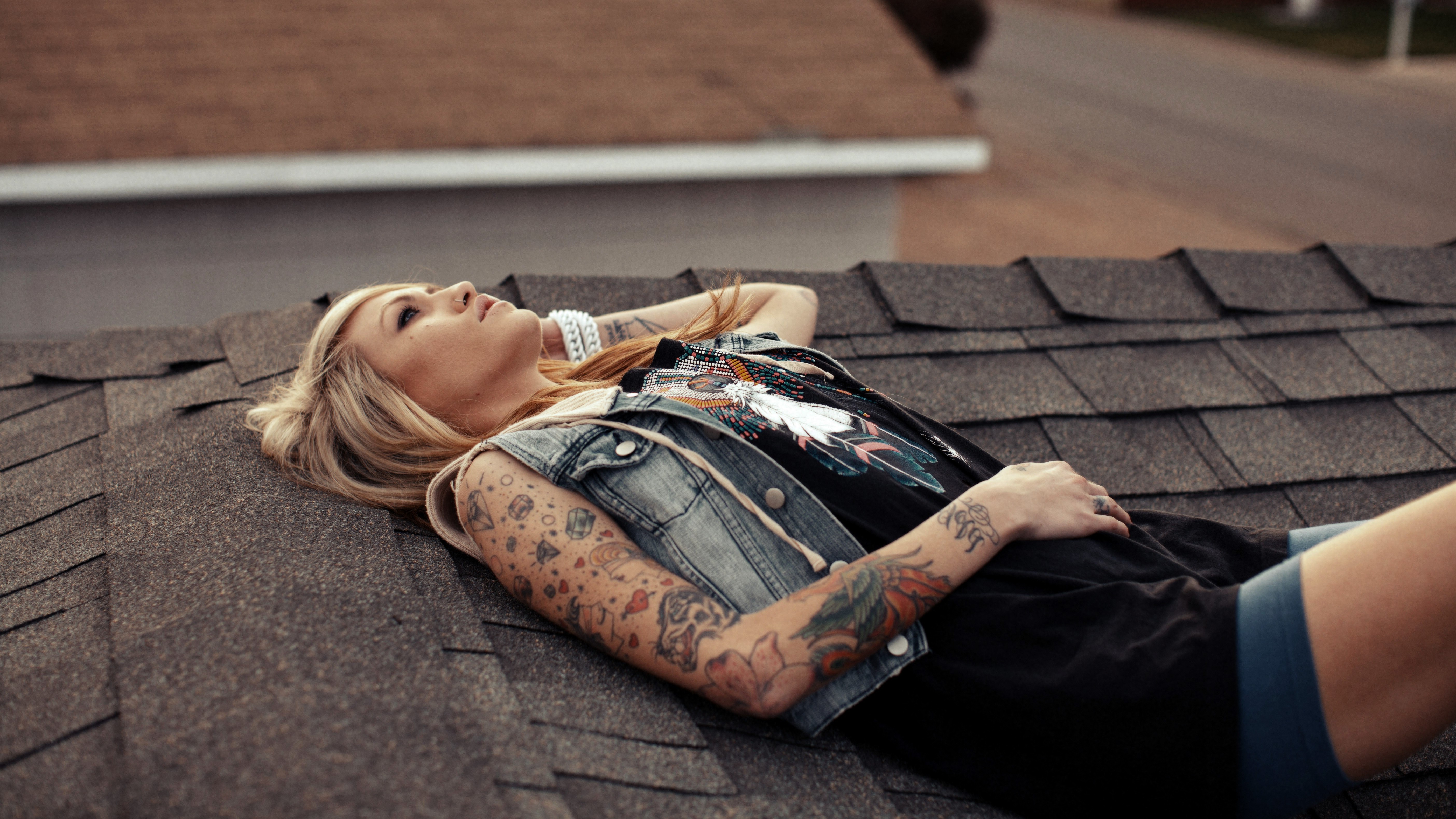 blonde, Women, Tattoo, Rooftops, Jeans Wallpaper