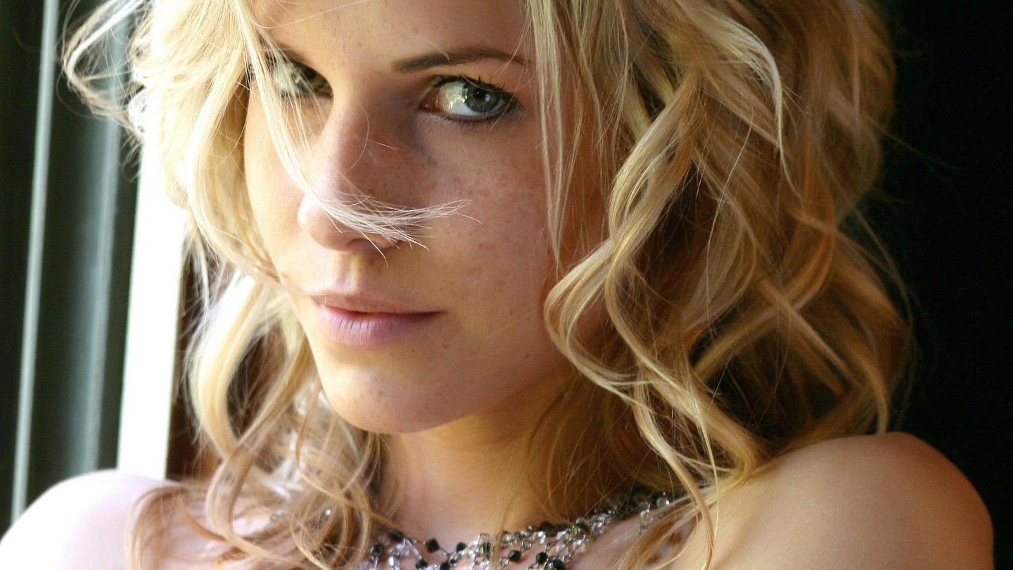 Blonde with Curly Hair and Freckles - wide 6