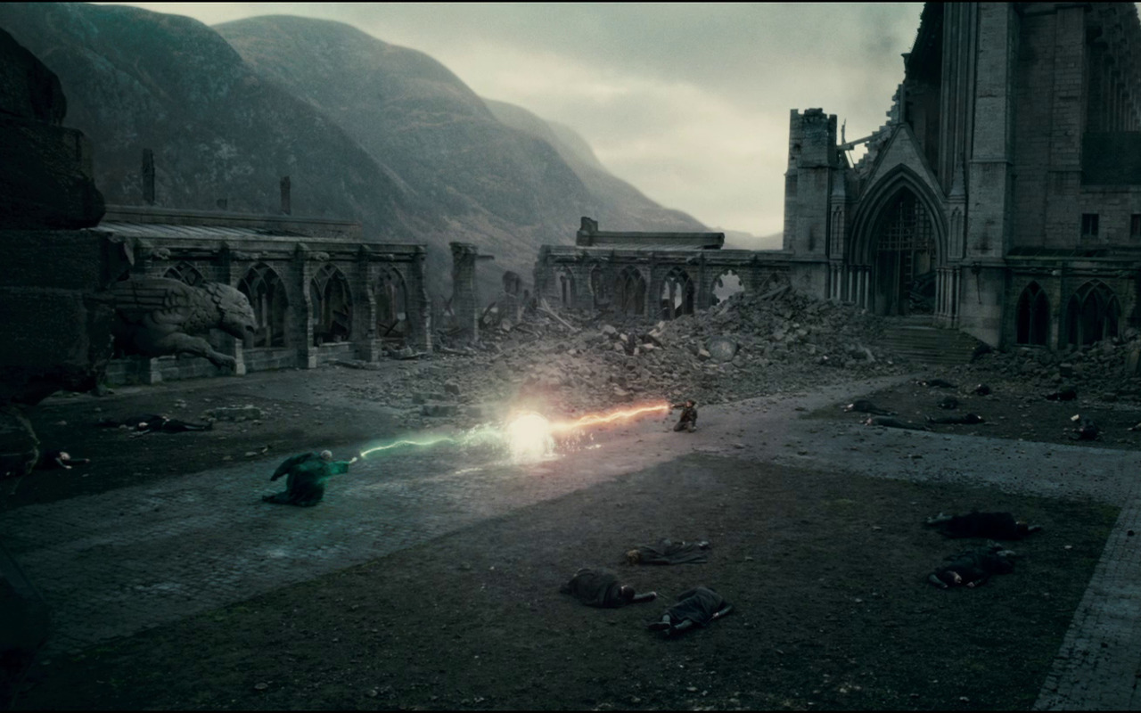 Harry Potter, Voldemort, Fighting, Magic, Hogwarts, Death, Battle At Hogwarts Wallpaper