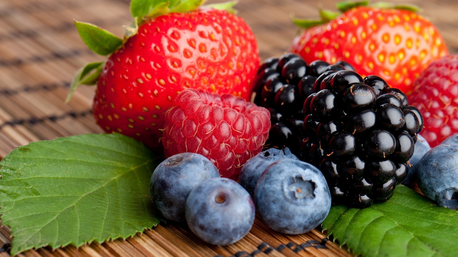 berries, Strawberries, Raspberries, Blueberries, Closeup Wallpaper