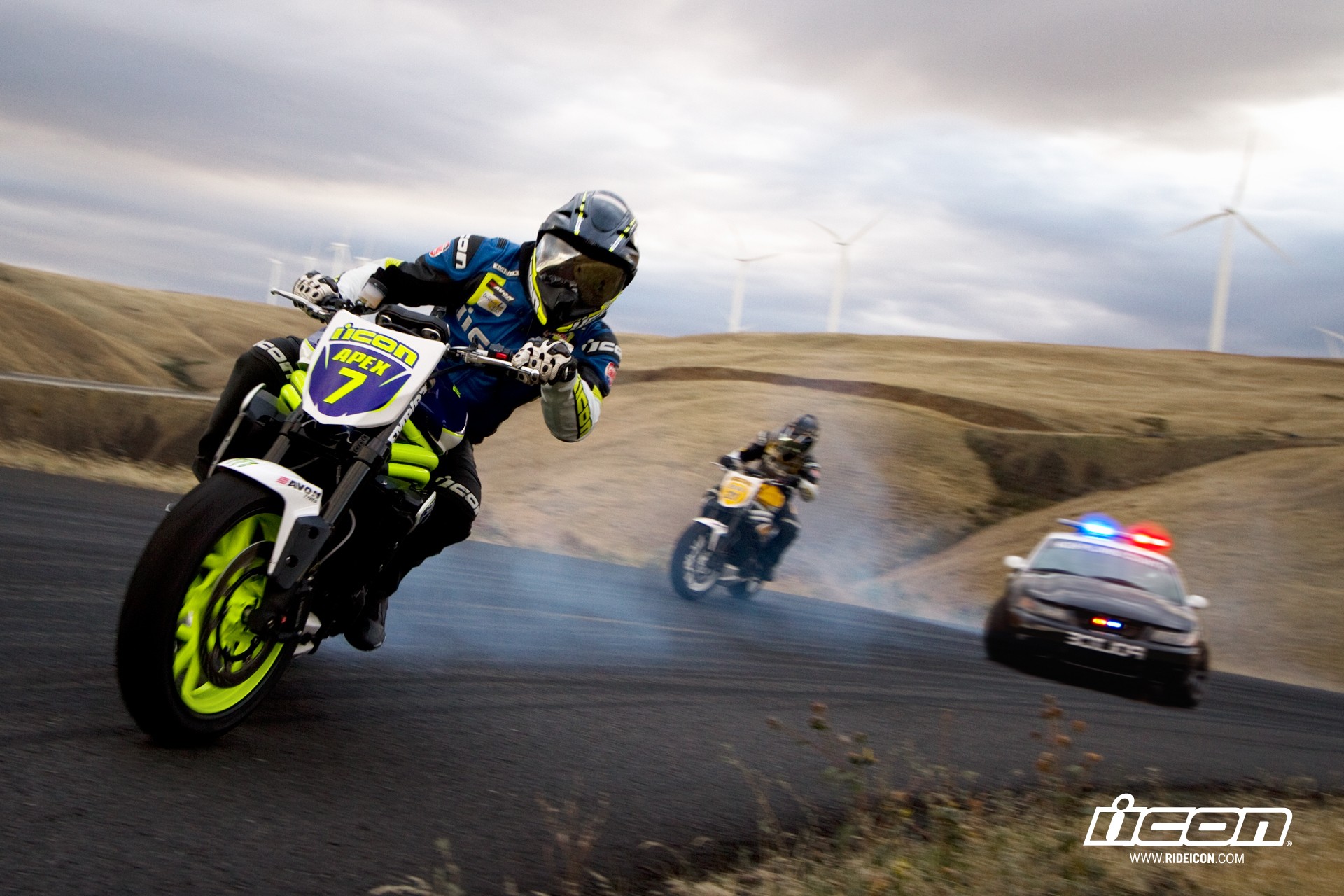triumph, Icon, Drift, Smoke, Police, Pursuit Wallpaper
