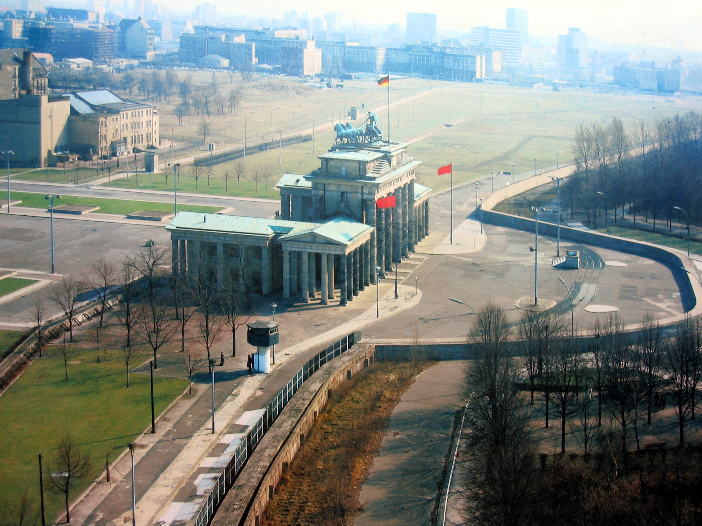 Berlin, Cold War, Berlin Wall, DDR, East Germany, GDR, Red Banner Wallpaper