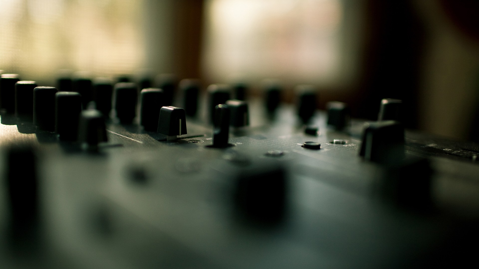 36331-music-house_music-DJ-mixing_consoles-buttons.jpg