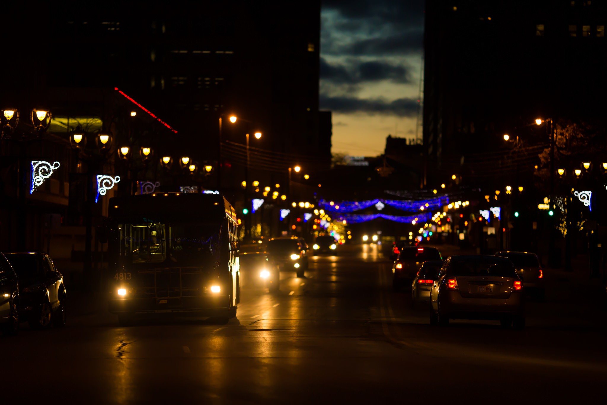 photography, Buses, Bokeh, Building, Street Light, Road, Car, Lights, Street, Night, Cityscape, Wires, Banner Wallpaper