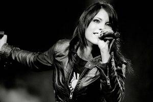 Stefanie Kloß, Monochrome, Dark Hair, Silbermond