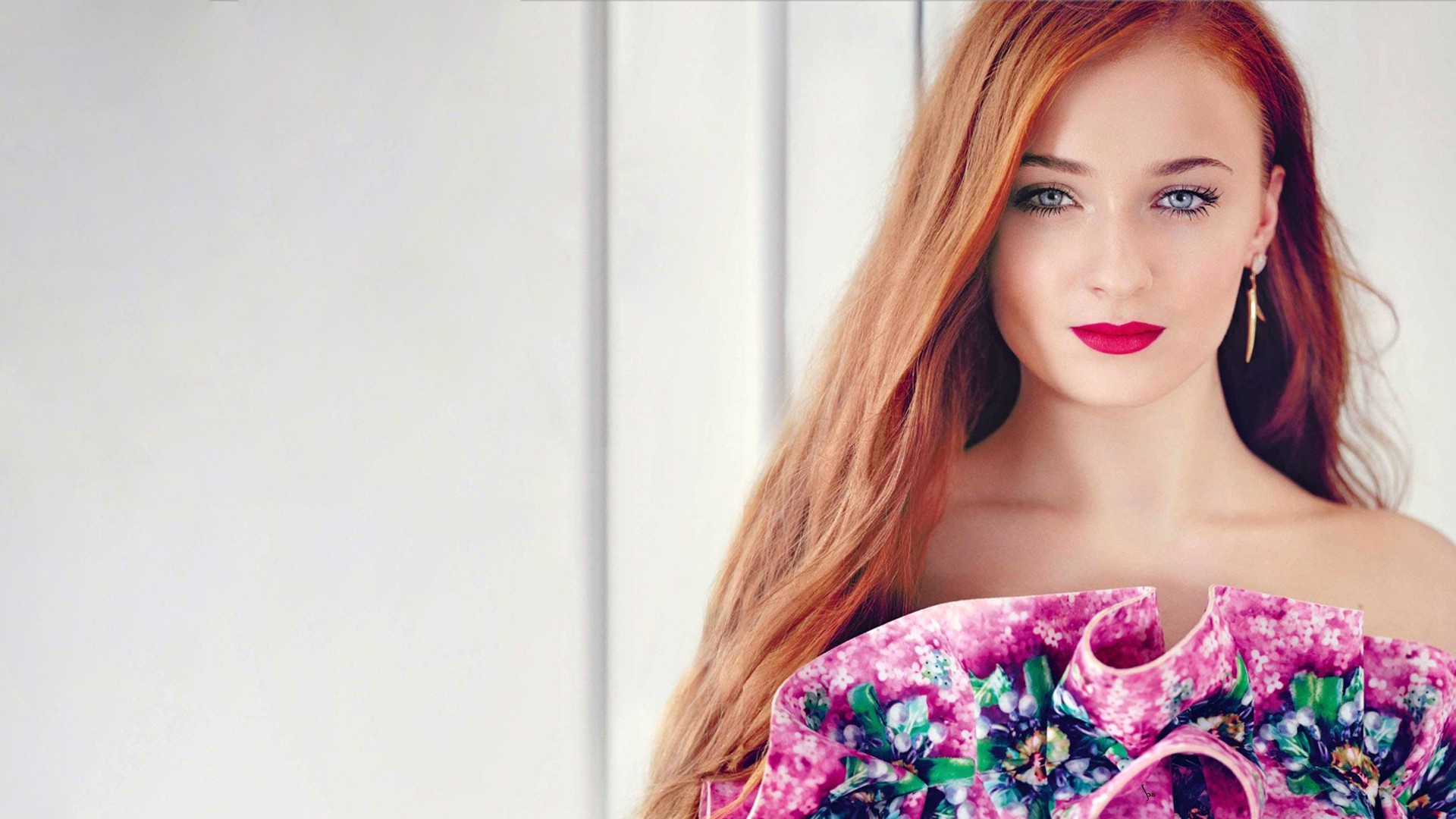 Sophie Turner, Actress, Redhead, Blue Eyes, Red Lipstick Wallpaper