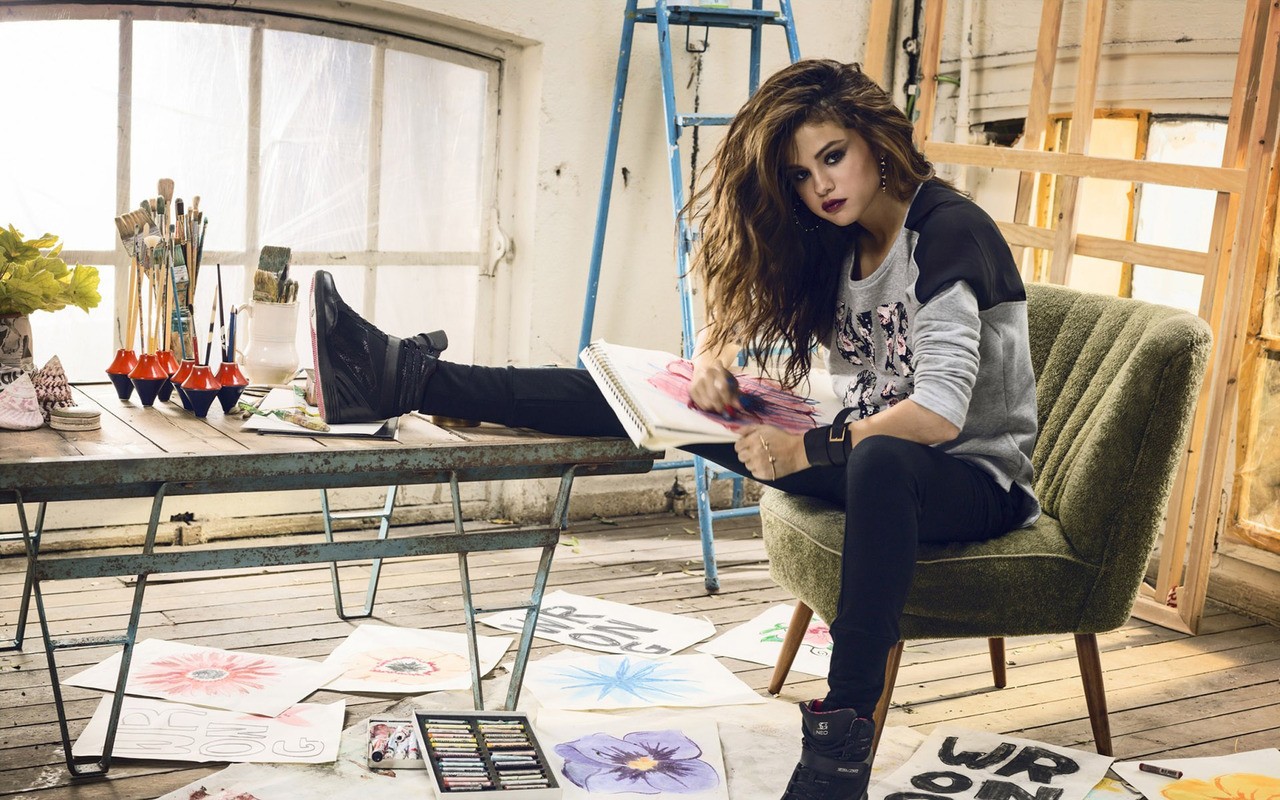 Selena Gomez, Skinny Jeans Wallpaper