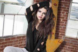 Selena Gomez, Hands On Head