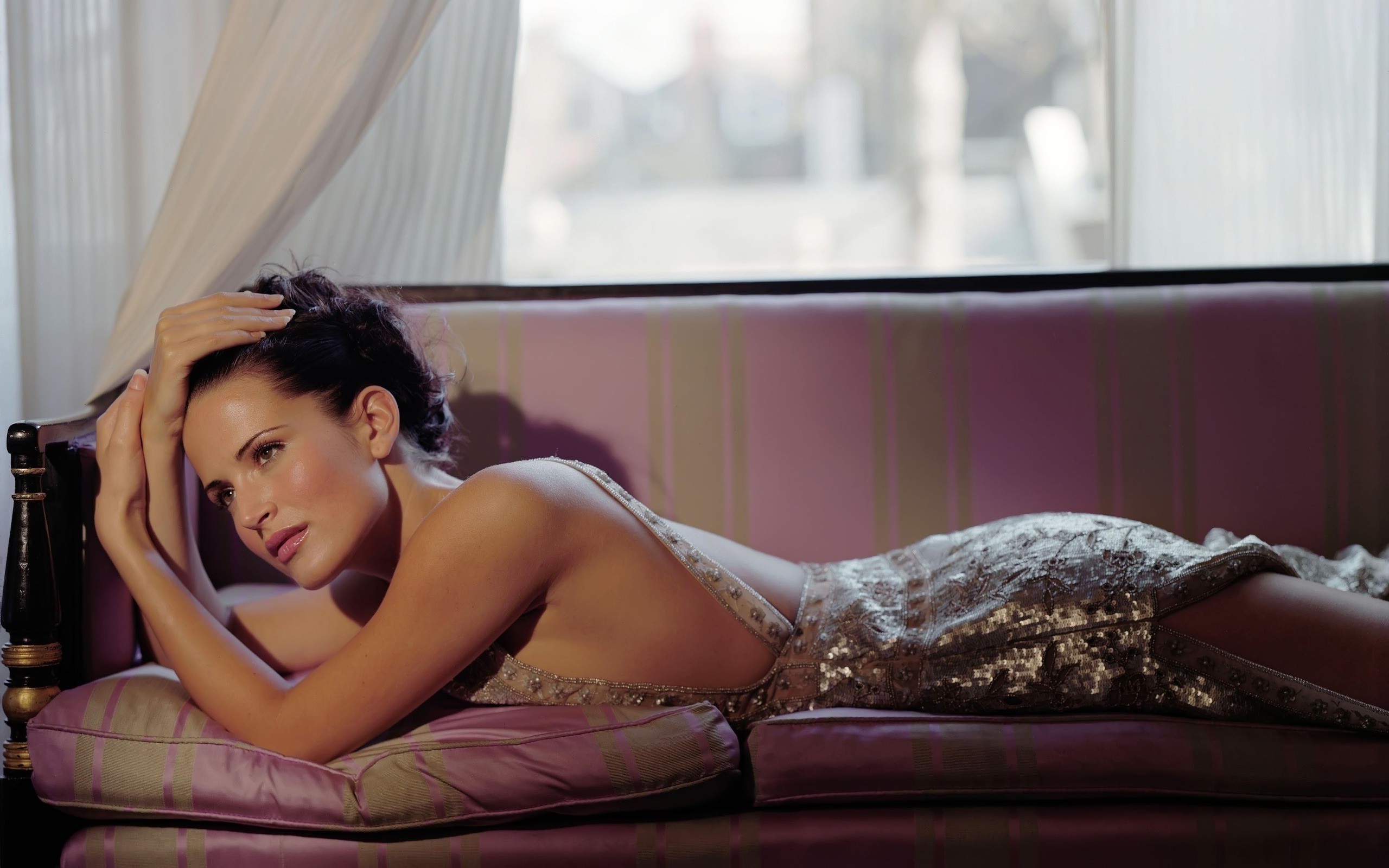 couch, Sophie Anderton Wallpaper