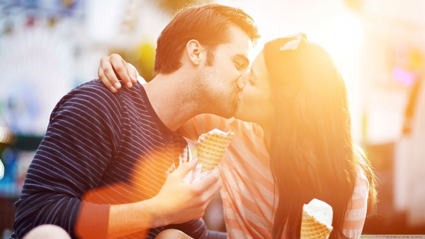 kissing, Ice Cream, Sunlight, Striped Clothing, Couple, Golden Hour Wallpaper
