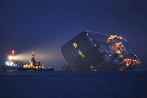 sea ship shipwreck cargo night lights