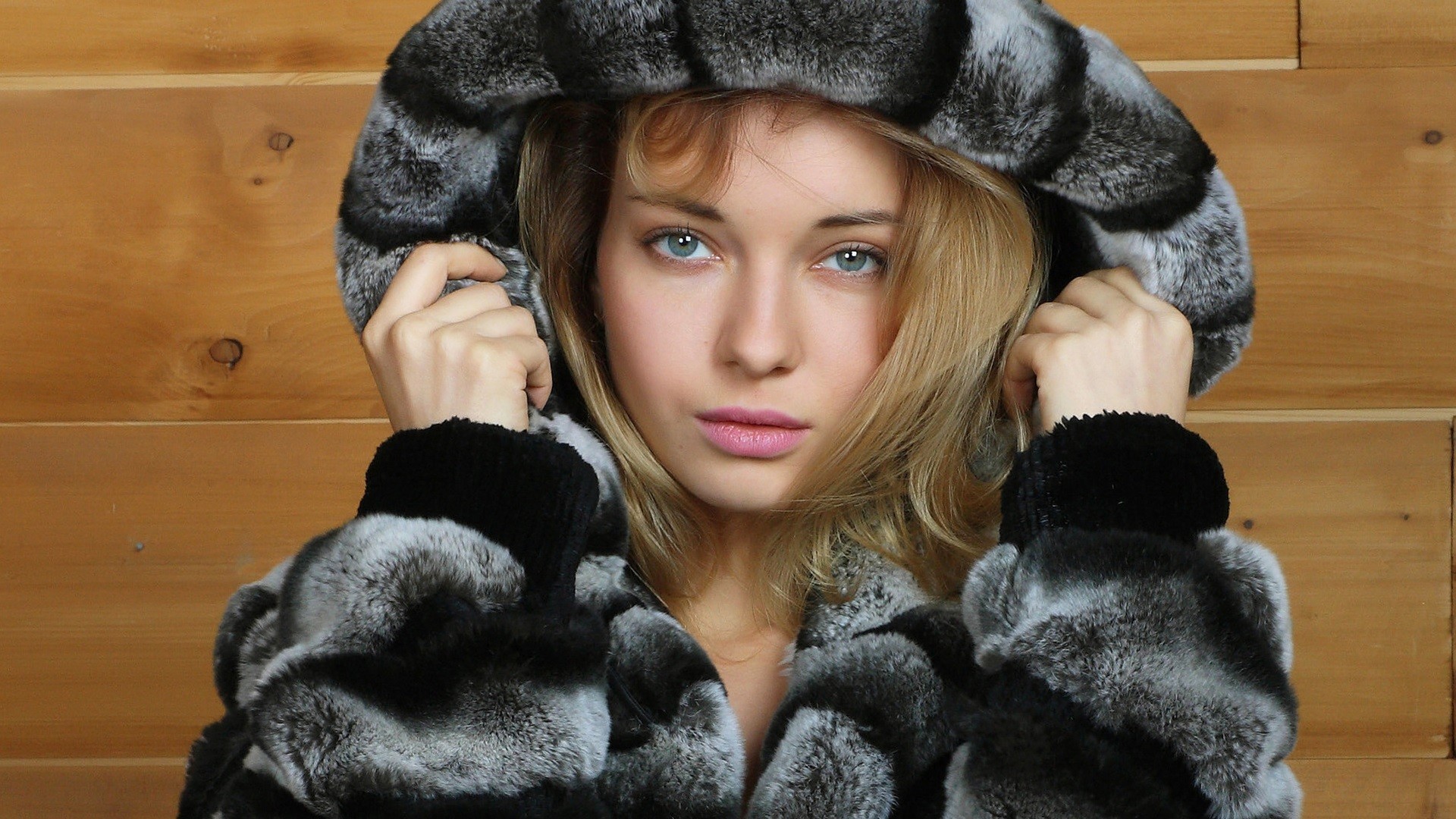blonde green eyes fur coats women Wallpaper