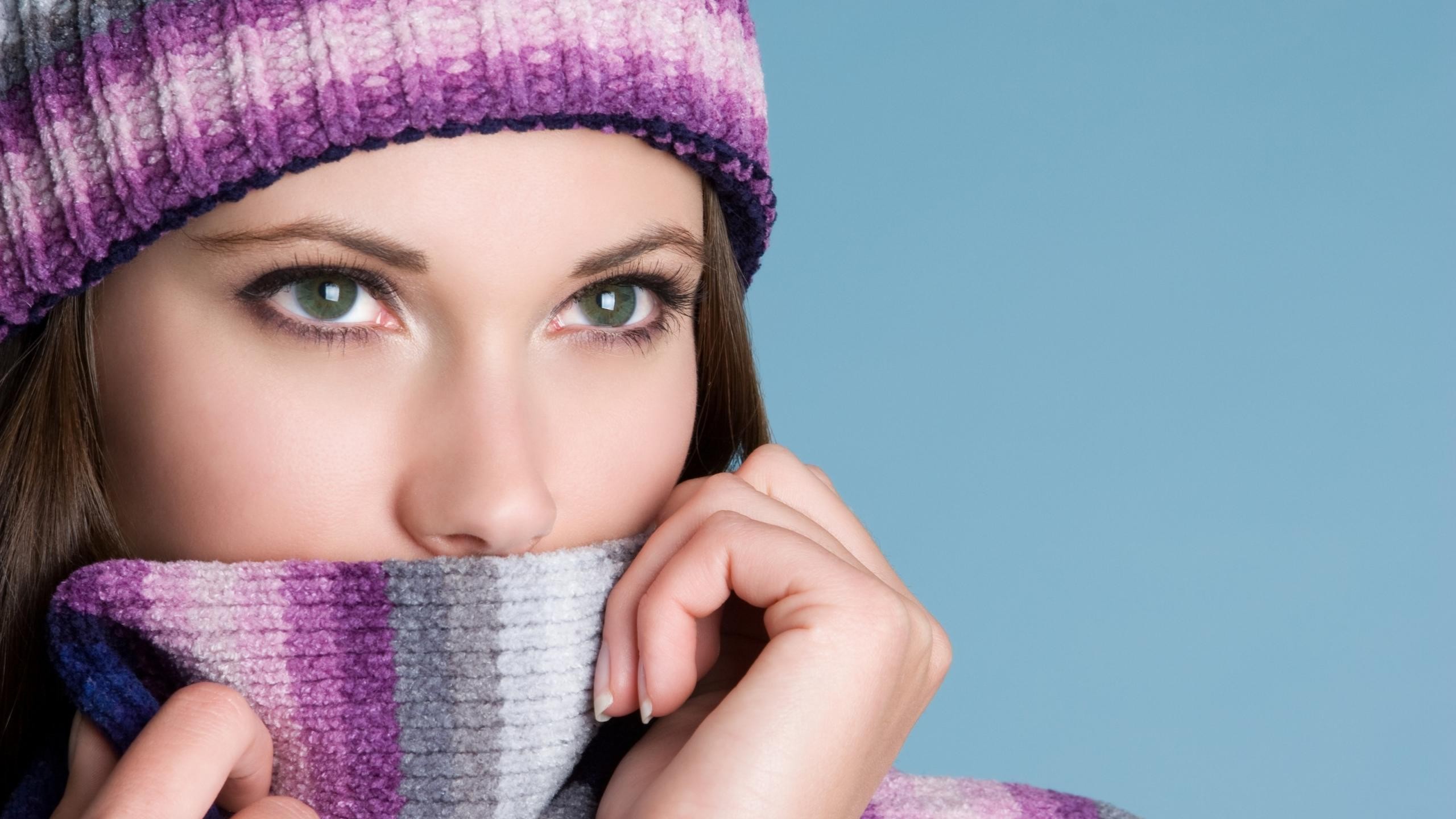 women face model simple background scarf woolly hat Wallpaper