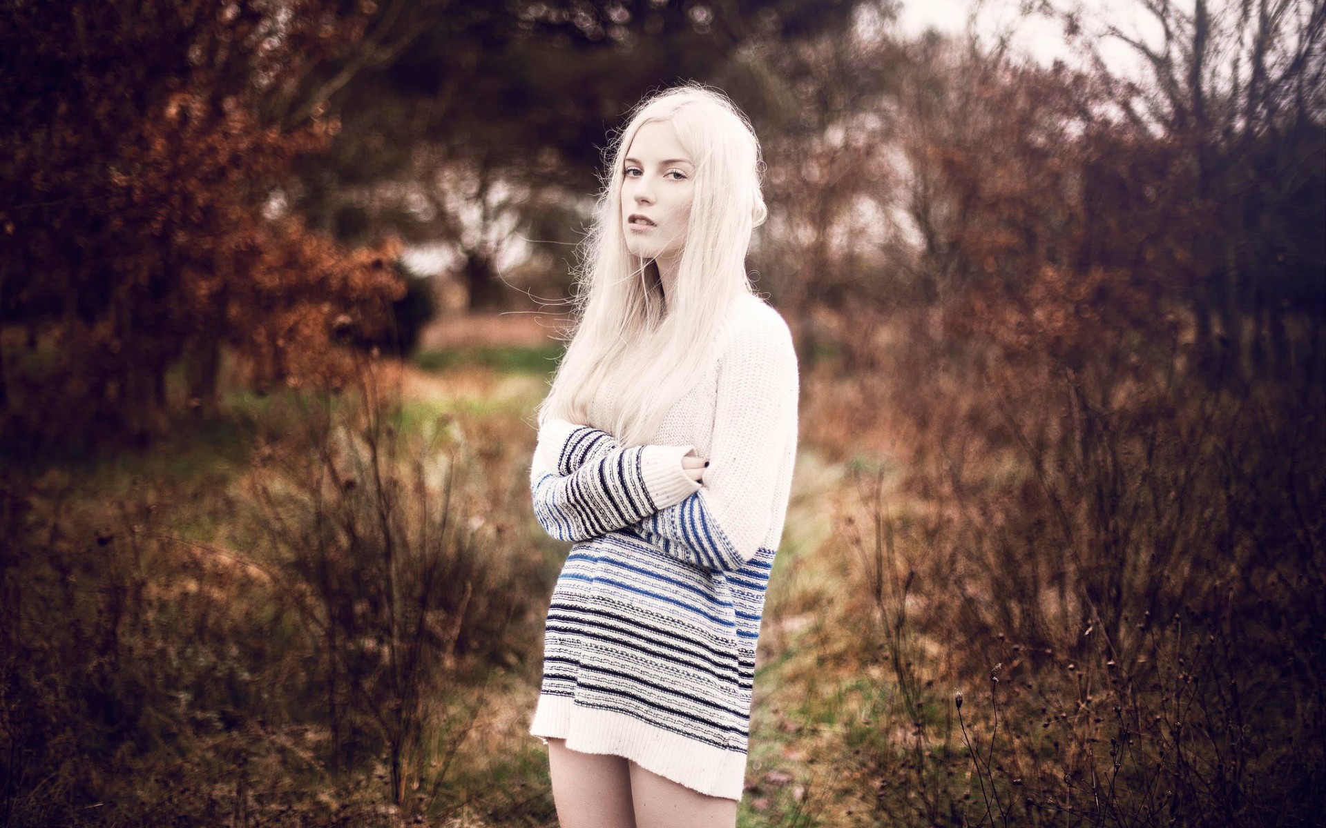 women outdoors arms crossed sweater dress looking at viewer platinum blonde arms on chest Wallpaper
