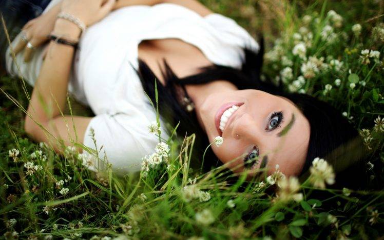 women smiling model black hair women outdoors HD Wallpaper Desktop Background