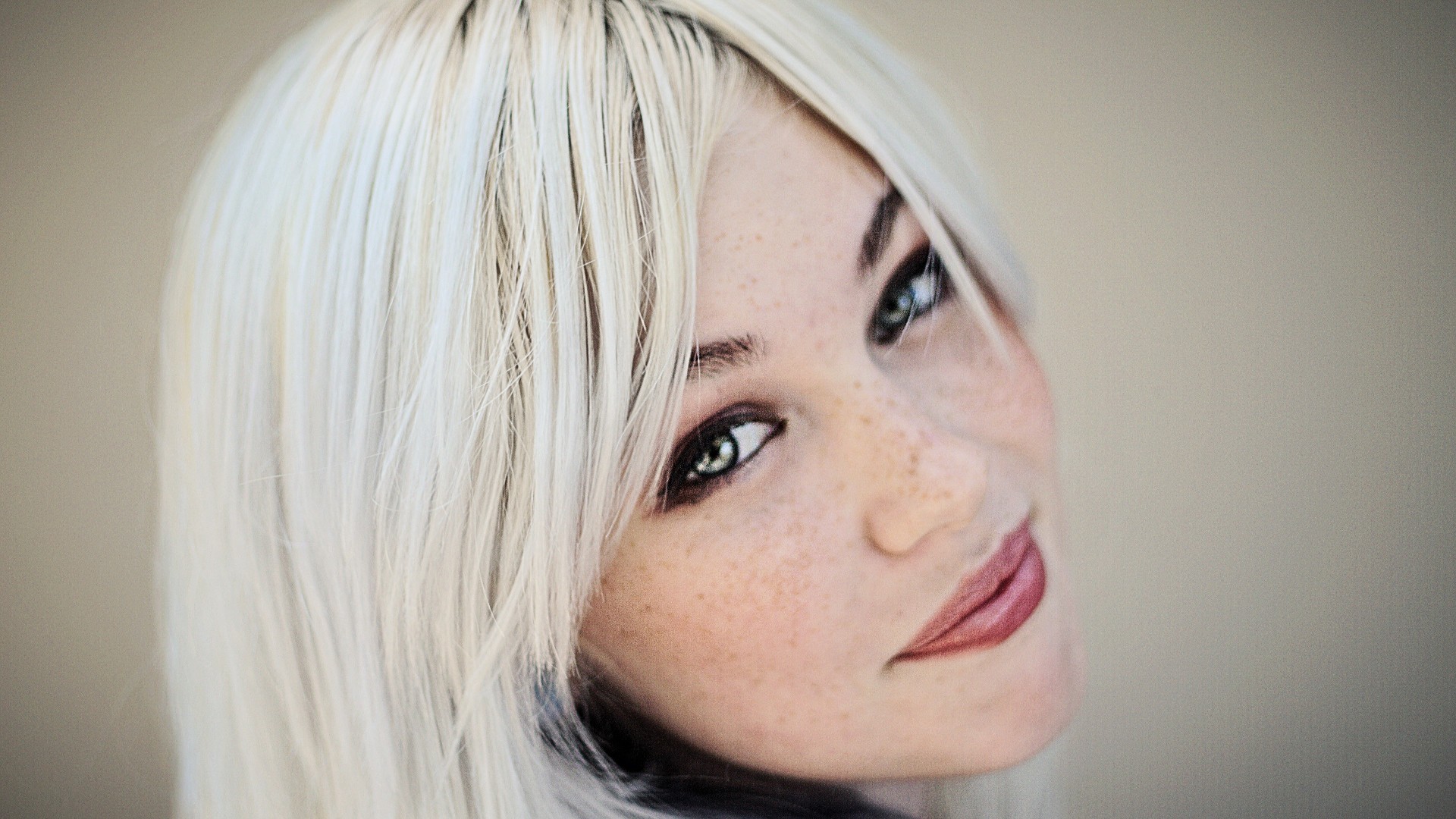 devon jade closeup portrait blonde granularity Wallpaper