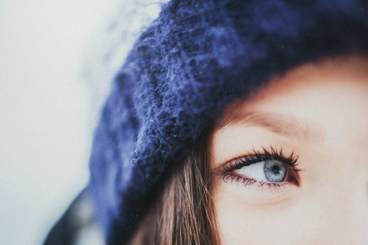 closeup women woolly hat blue eyes Wallpaper