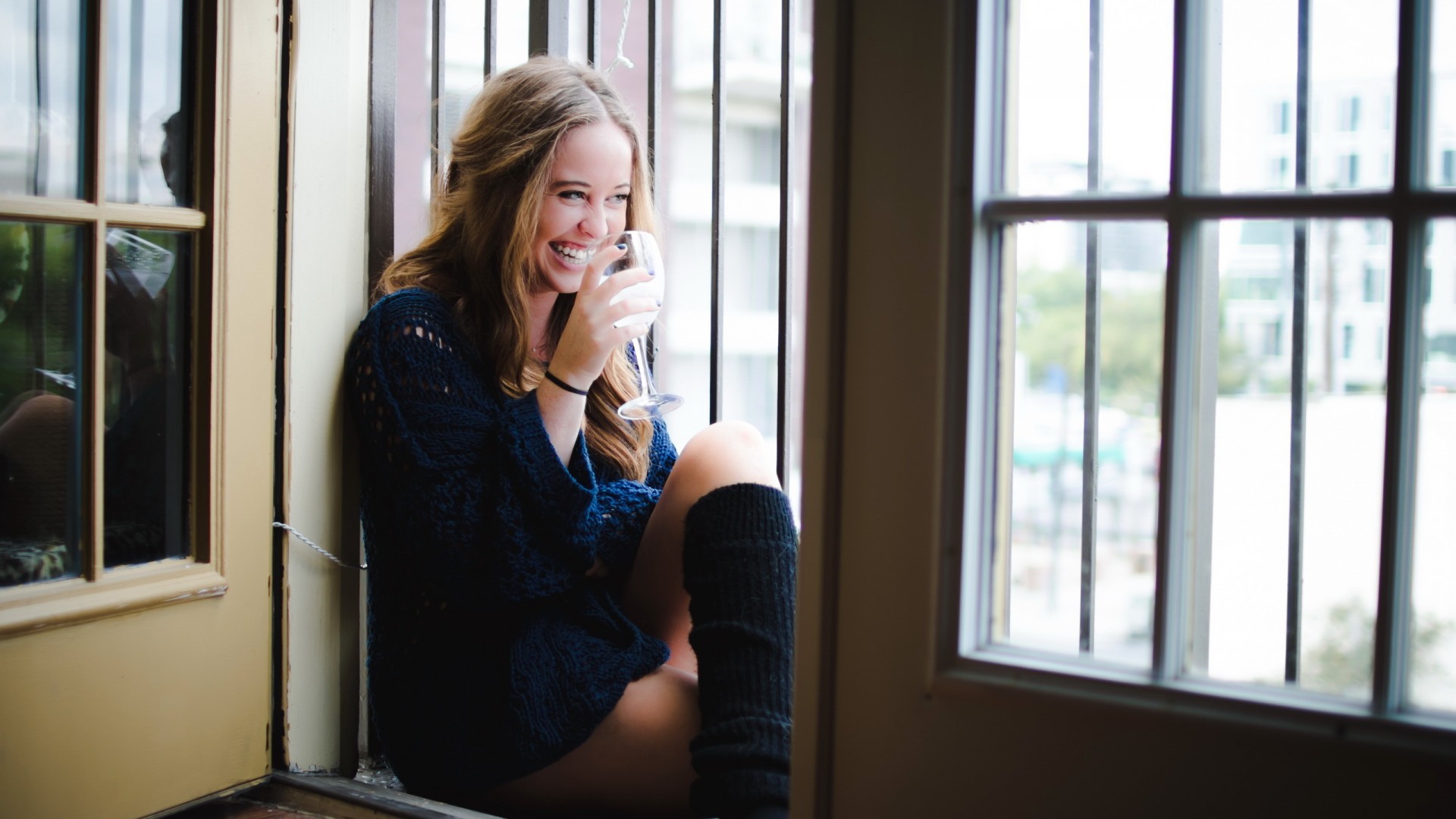 women smiling blonde Wallpaper