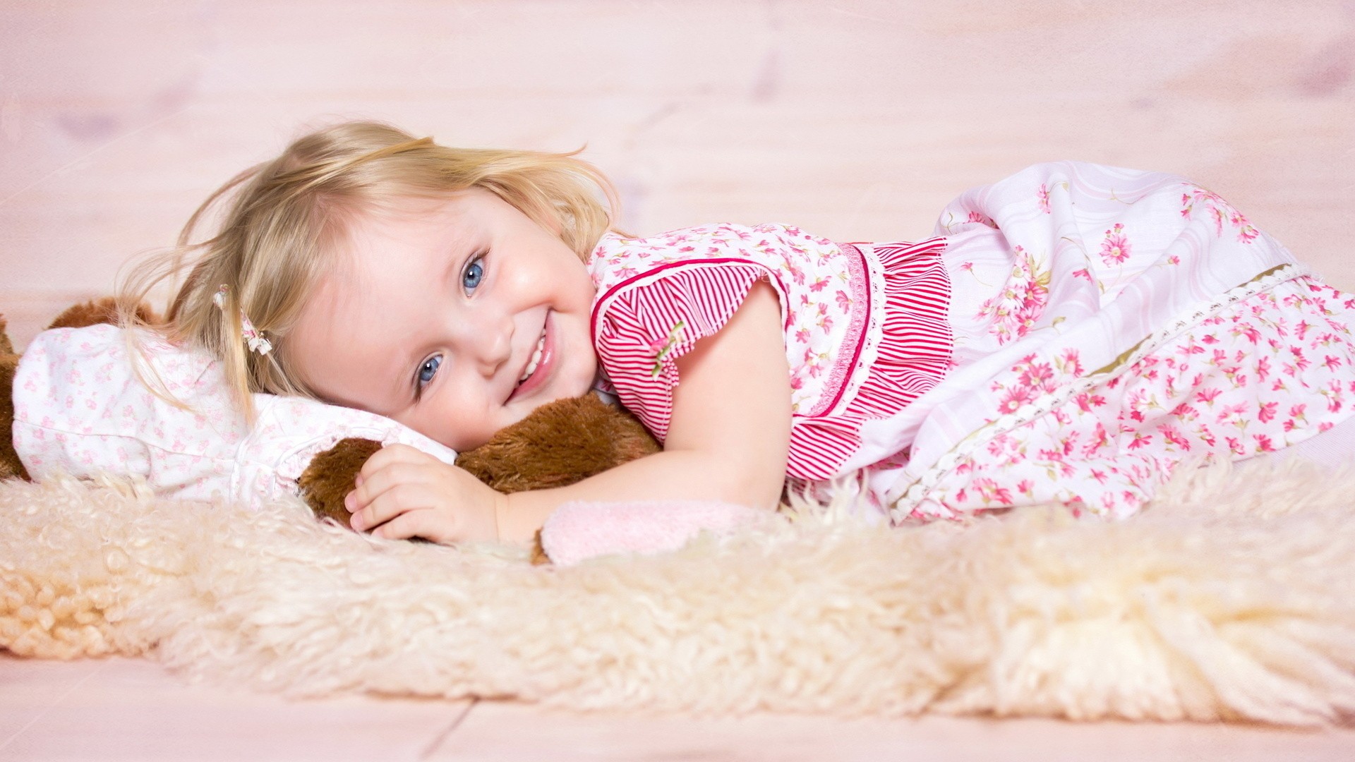 children blue eyes smiling blonde Wallpaper