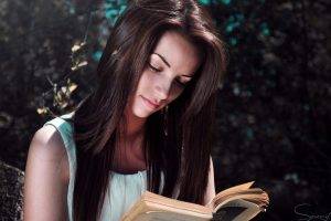 reading women brunette women outdoors books