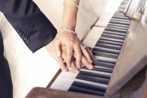 hand piano holding hands couple