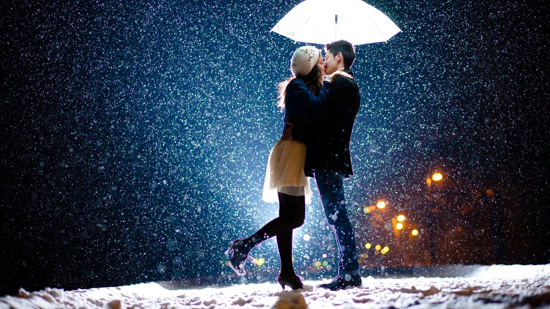 couple kissing snow umbrella bokeh Wallpaper