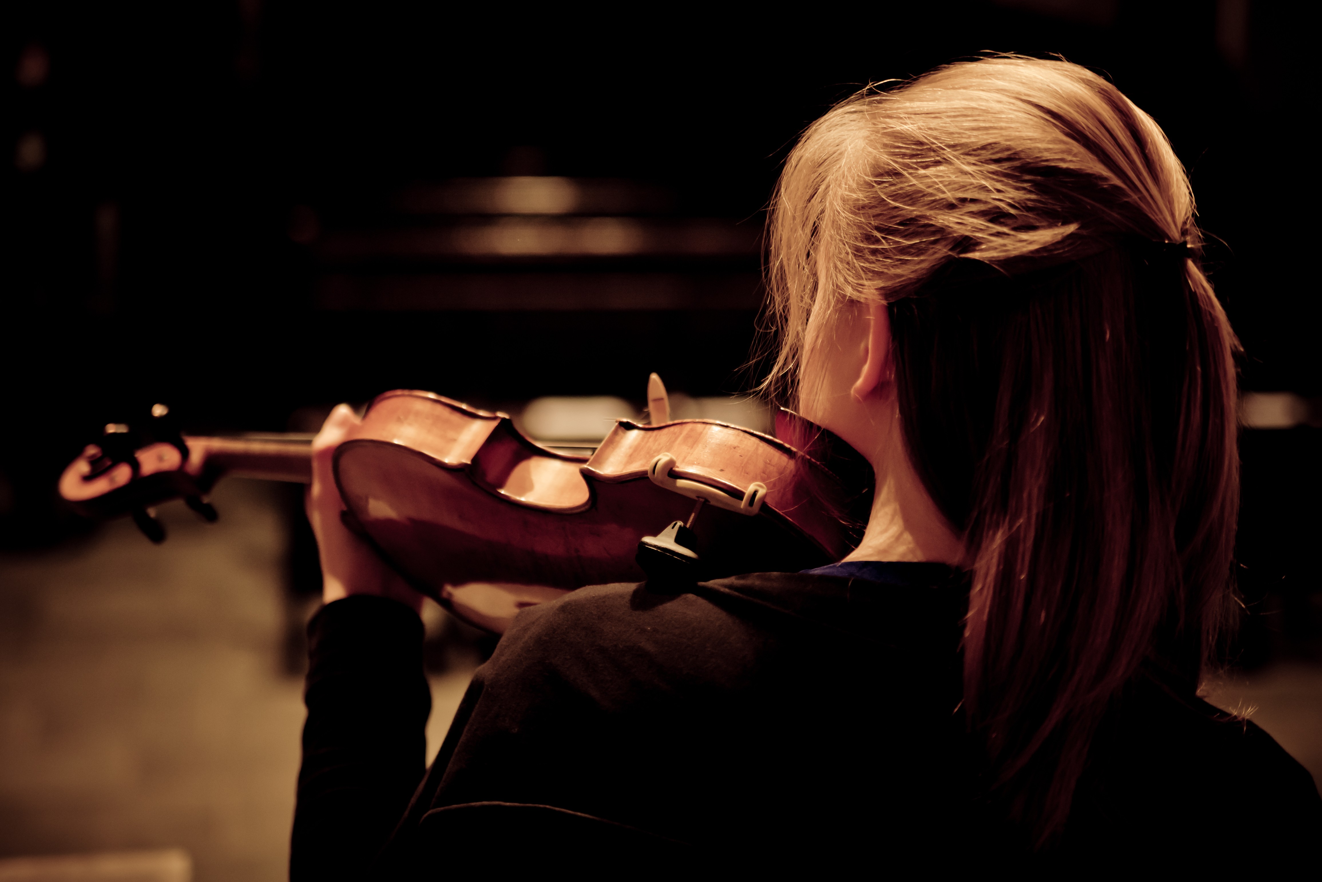 women violin music depth of field Wallpaper