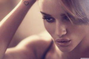 blonde women model face closeup rosie huntington whiteley
