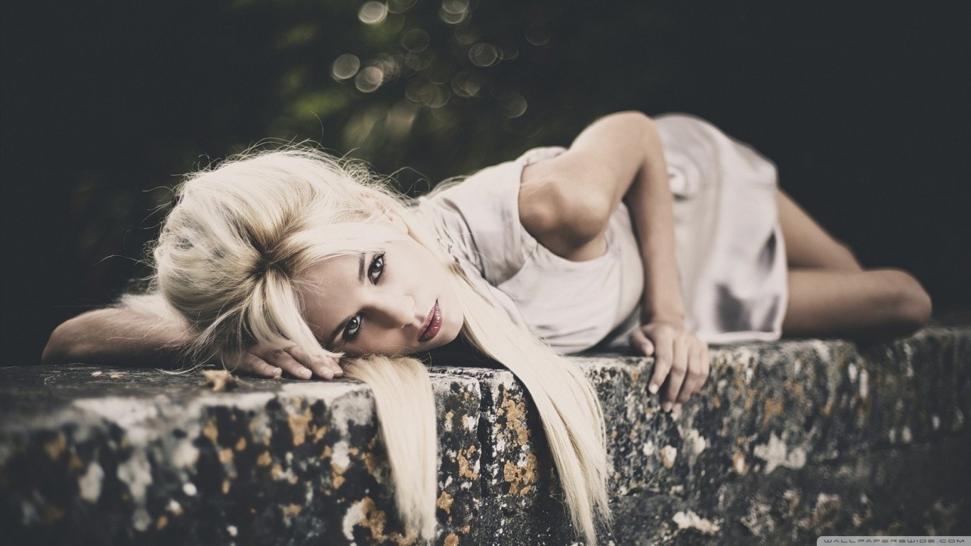 women blonde lying down Wallpaper